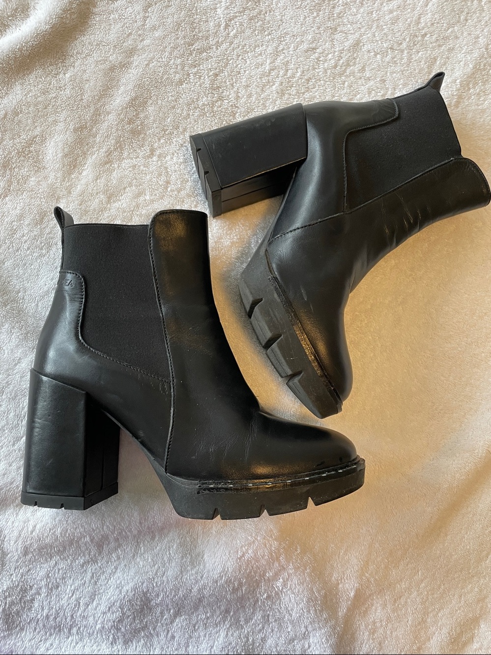 GADEA Women's Black Leather Chunky Heel Chelsea Booties
